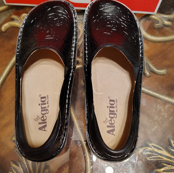 Alegria Womens Debra Leather Professional Nursing Clog - Black Embossed Rose - Picture 3 of 14